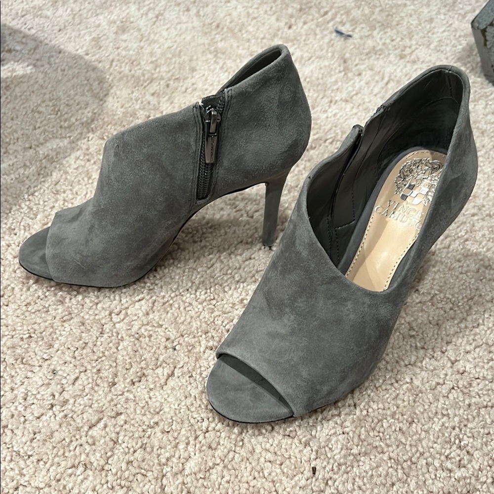 NEW Vince Camuto peep toe Gray Suede Booties 3” heel size 4.5